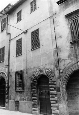 Casa del sec.XVI con portale bugnato